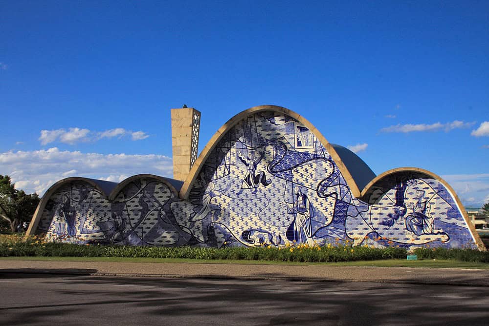 Igrejinha da Pampulha destacada em céu azul. Ilustração do texto sobre franquias baratas e lucrativas em BH.
