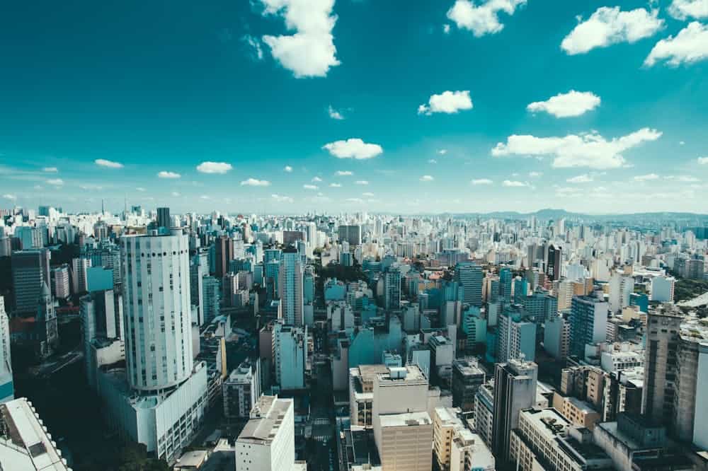 Cidade de São Paulo destaca pelo céu azul. Ilustração do texto sobre franquias em São Paulo.