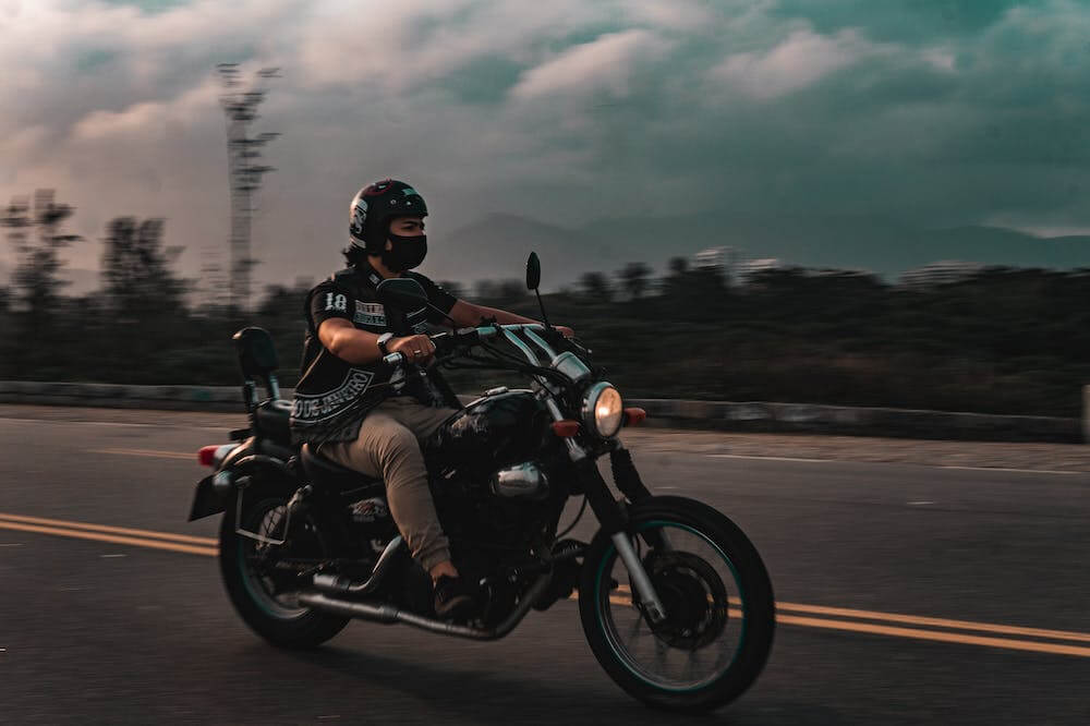 Pessoa em cima de moto na cor preta. Ilustração do texto sobre franquia moto peças.