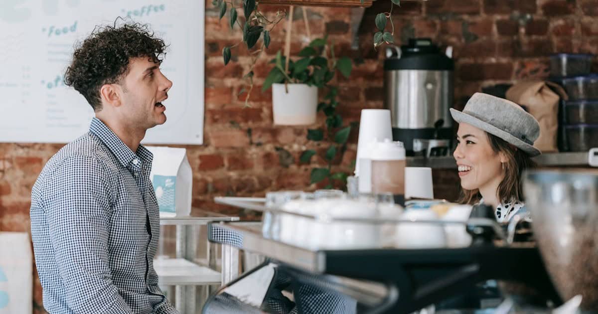 As 128 melhores franquias baratas em 2026 - veja a lista franquia cafeteria homem na cafeteria