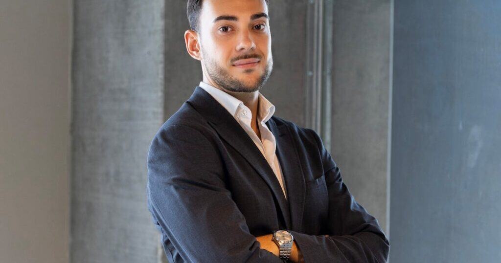 Franquias baratas de Moda em 2021: as melhores opções estão aqui! franquias baratas moda 2021 homem usando terno