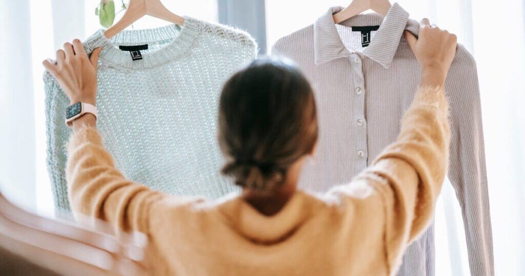 franquias baratas moda 2021 mulher olhando blusas