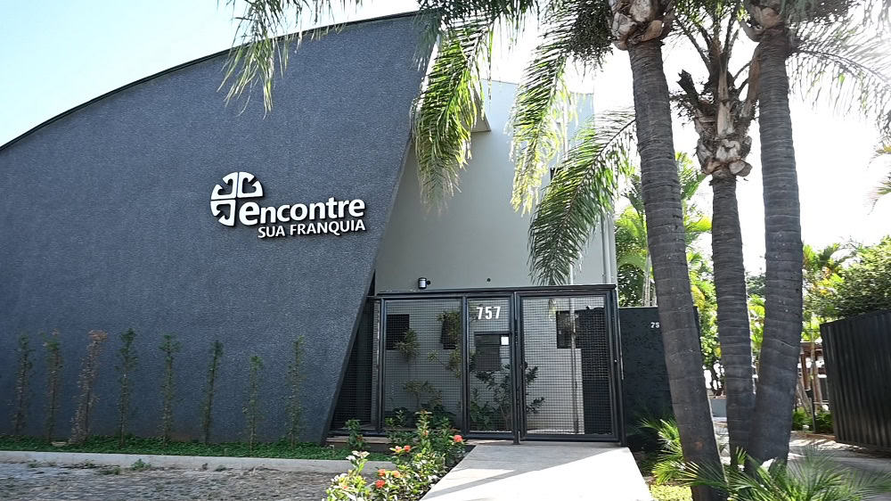 27 Expressões do franchising - conheça o negócio em detalhes Fachada cinza da Holding Encontre Sua Franquia. Ilustração do texto sobre Encontre Sua Franquia 2.