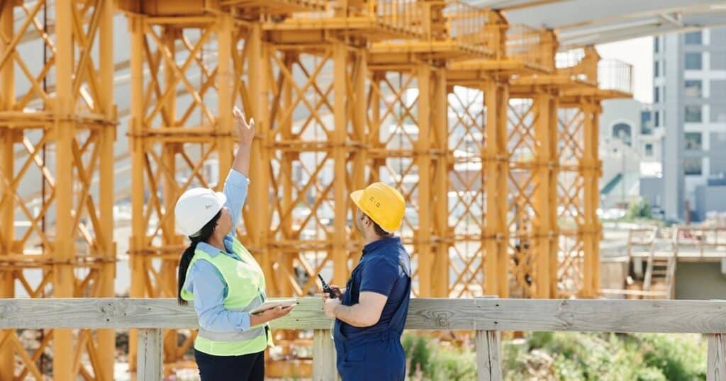 Empresa de construção: 15 franquias para investir em 2026 franquias baratas construcao 2021 engenheiros analisando projeto