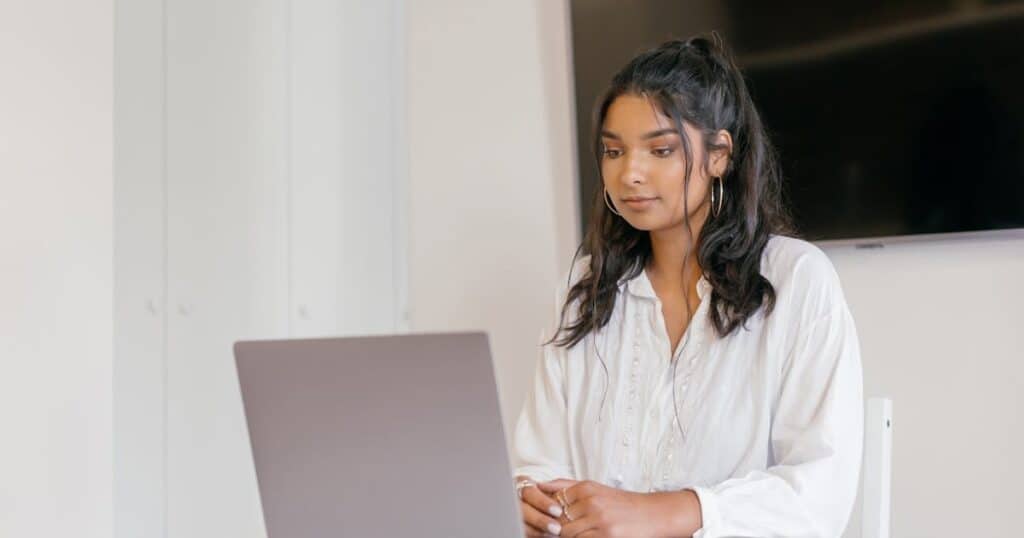 franquias baratas educacao 2021 mulher olhando notebook