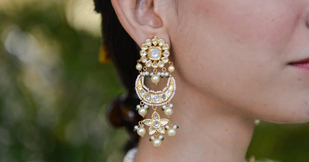 Franquias de bijuterias crescem e conquistam mais empreendedores franquias de bijuterias crescem empreendedores mulher usando brinco