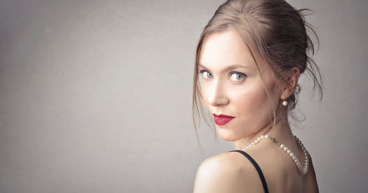 franquias de bijuterias crescem empreendedores mulher usando colar de pérolas