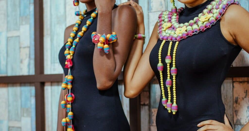 Franquias de bijuterias crescem e conquistam mais empreendedores franquias de bijuterias crescem empreendedores mulheres usando colares