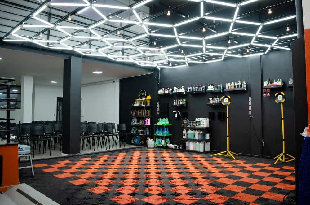 Inauguração da Zaplus Car em Uberlândia - R$ 14 mil em vendas no 1º dia Interior loja franquia Zaplus Car área de treinamento com chão emborrachado e iluminação intensa no teto