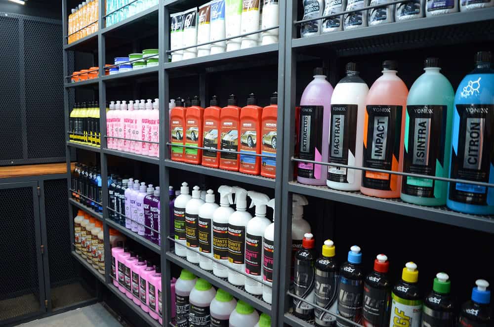 As 128 melhores franquias baratas em 2026 - veja a lista Prateleira cinza com produtos de limpeza automotiva. Ilustração do texto sobre franquia Zaplus Car.