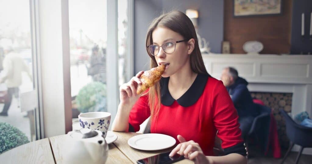 franquias de alimentação opções para investir mulher com croissant