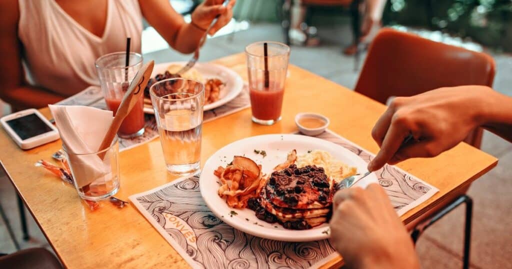 franquias de alimentação opções para investir pessoas no restaurante