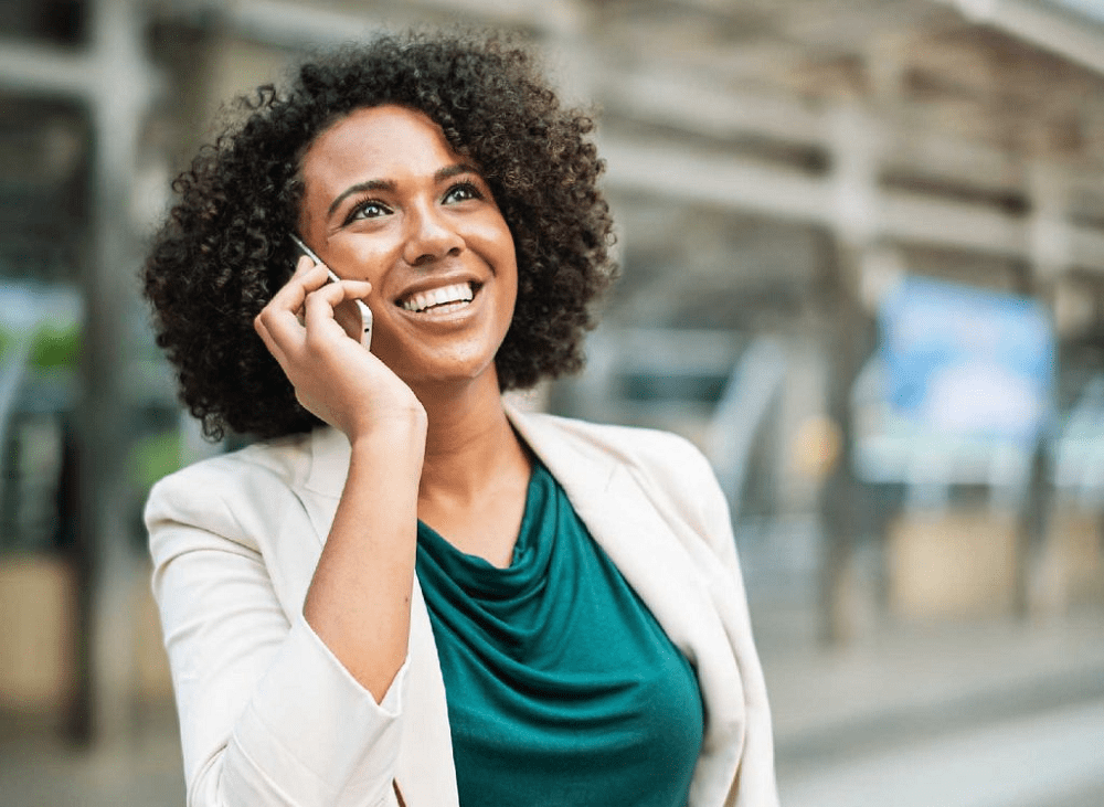 mulher falando ao telefone e sorrindo ilustrativa artigo características franqueado