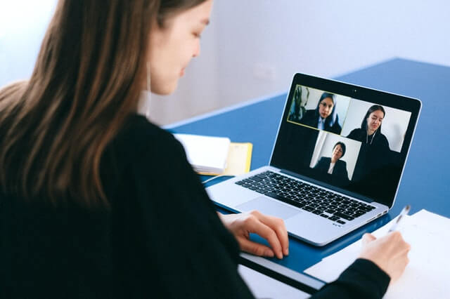 Mulheres realizando reunião on-line. 