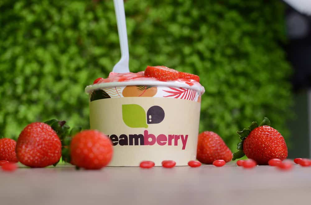 pote de açaí cream berry com morangos ao redor imagem ilustrativa texto setor de alimentação