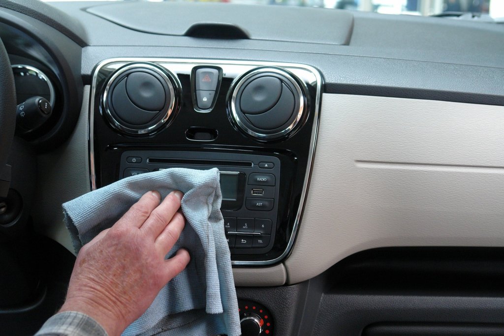 Homem limpa painel do carro. Imagem ilustrativa do texto sobre Acquazero limpeza ecológica.