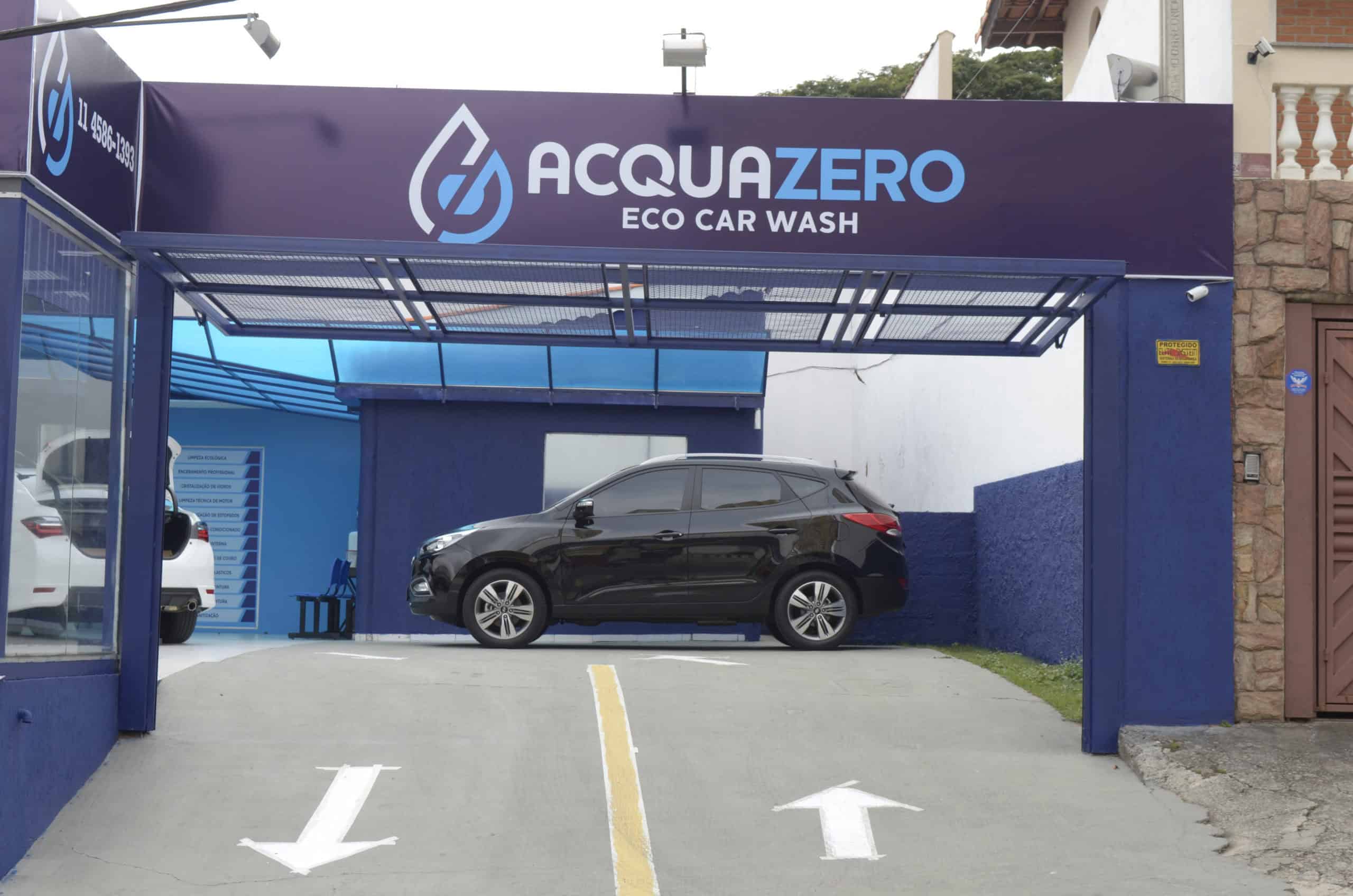 Fachada de uma loja Acquazero com carro na frente. Imagem ilustrativa do texto sobre franquia Acquazero vale a pena.