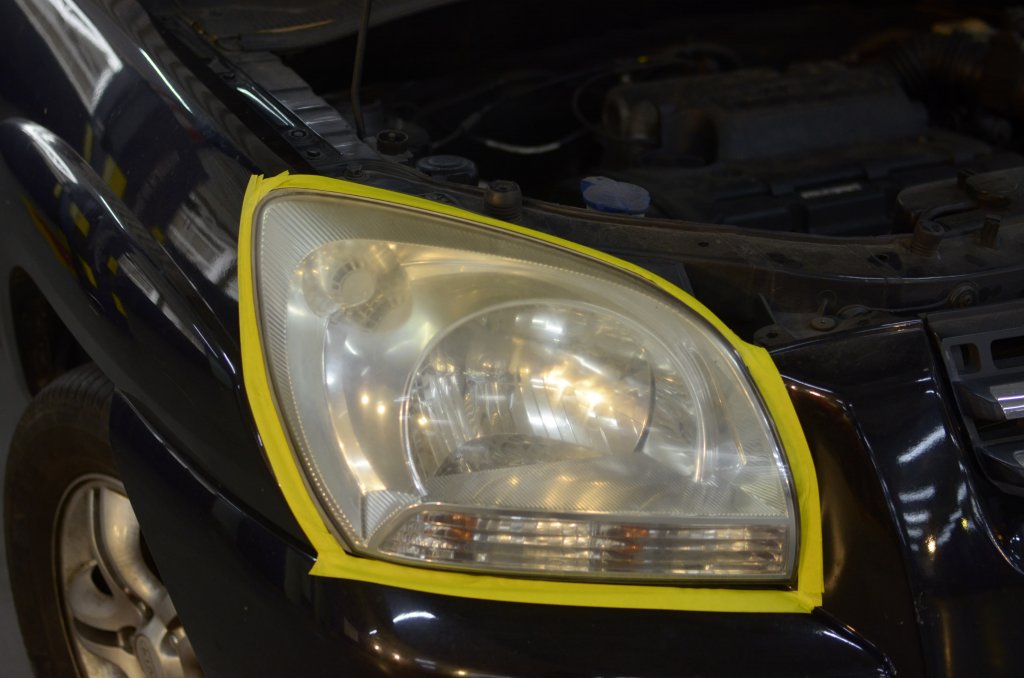 close up de farol de carro marcado com fita amarela em oficina ilustração de franquia de oficina mecânica