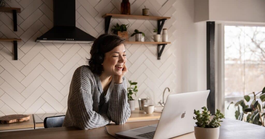 microfranquias virtuais 2 mulher atenta no notebook