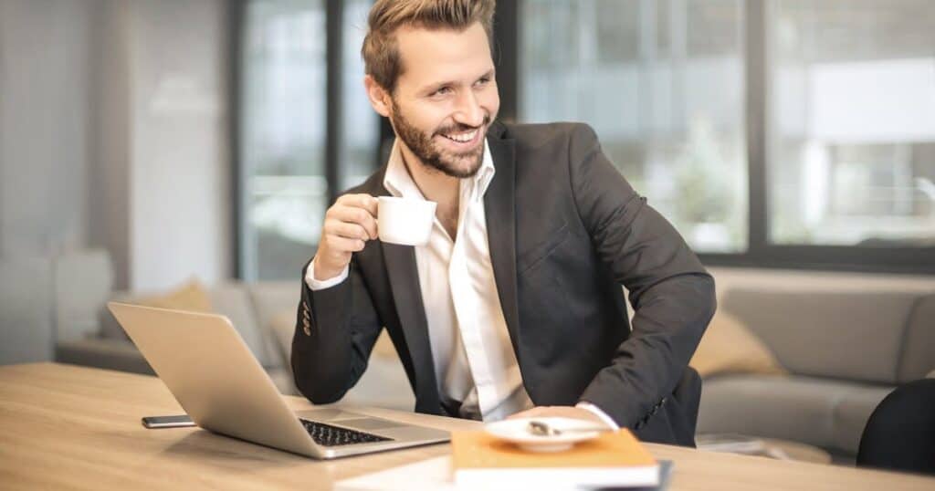 O que é o franchise? Resposta definitiva franchise homem tomando café