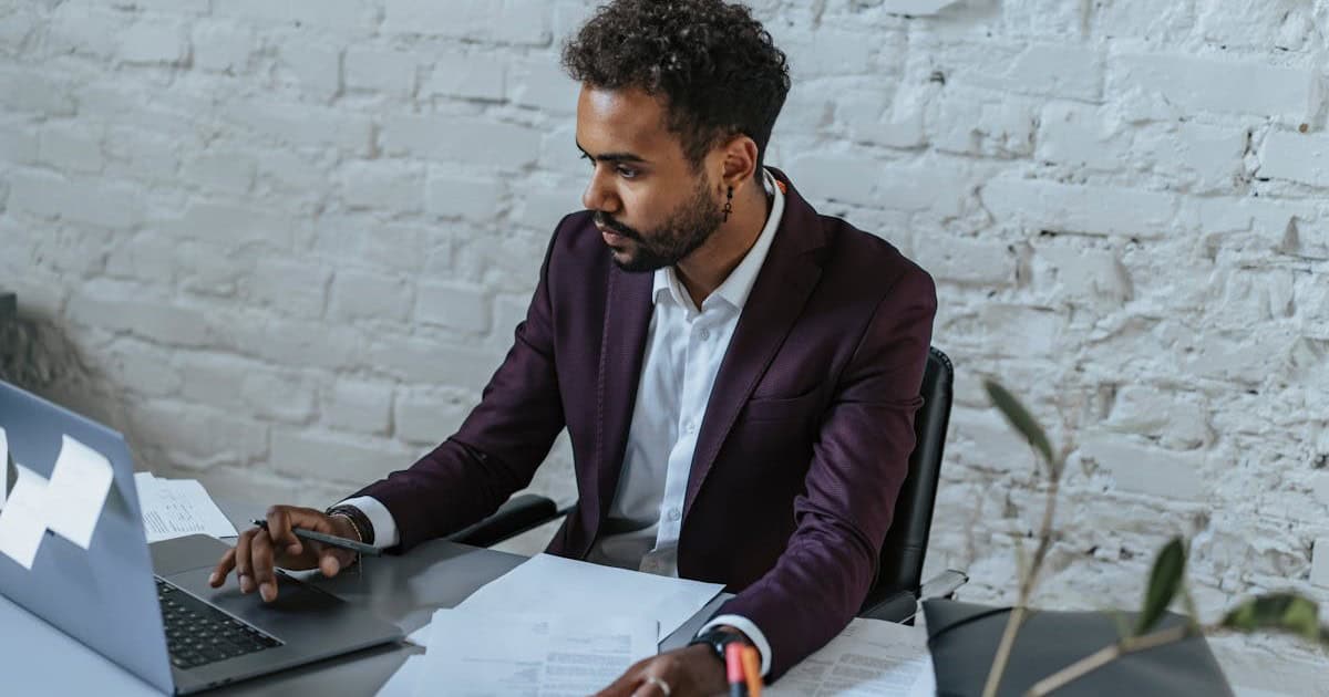 franchise homem usando o notebook