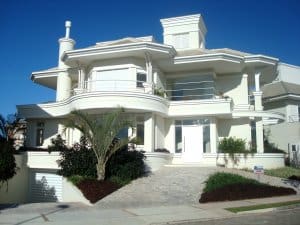Imagem da fachada de uma mansão branca. Imagem ilustrativa do texto franquias segmento casa e construção