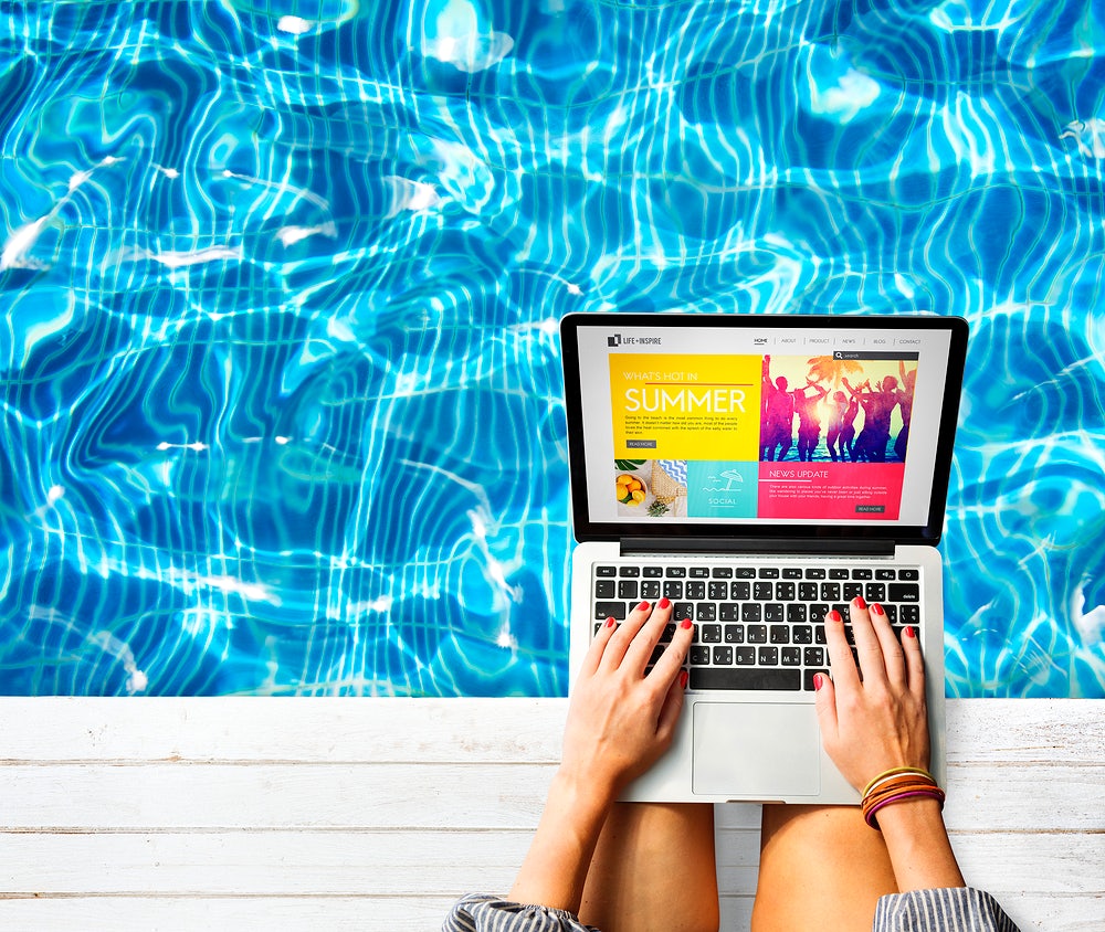 mulher usando computador na beira da piscina ilustração de franquia de marketing digital
