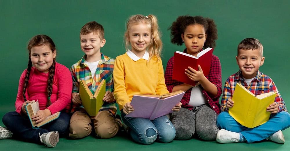 Kumon 2026- tudo sobre a franquia japonesa de educação infantil grupo de crianças segurando livros sob fundo verde ilustração de franquia escola infantil