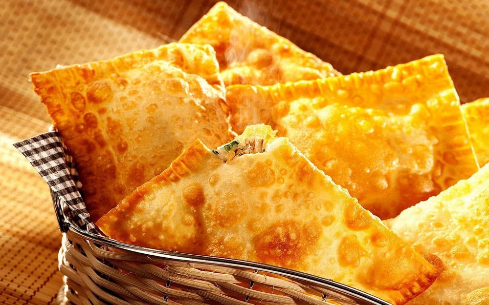 Cesta com pastéis fritos douradinhos. Ilustração do texto sobre franquia de pastel.