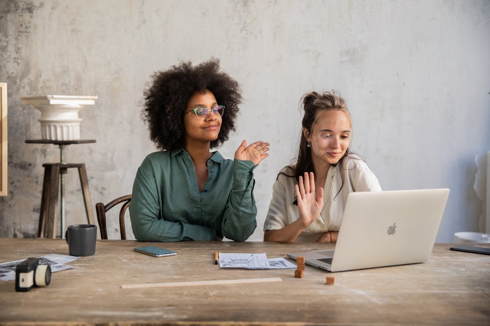 Mulheres sorridentes, conversando com alguém por meio do computador. Ilustração do texto sobre empreender.