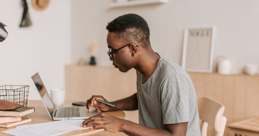 Quais os melhores ramos para investir ainda este ano? Opções lucrativas inclusive na crise melhores ramos para investir homem usando notebook