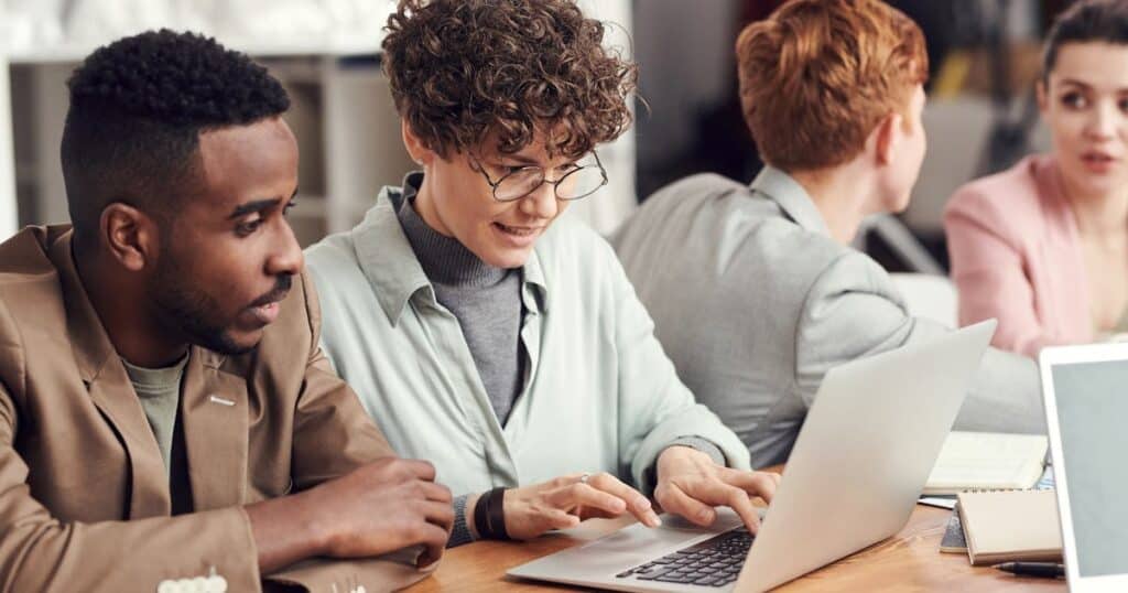 Quais os melhores ramos para investir ainda este ano? Opções lucrativas inclusive na crise melhores ramos para investir pessoas trabalhando no notebook