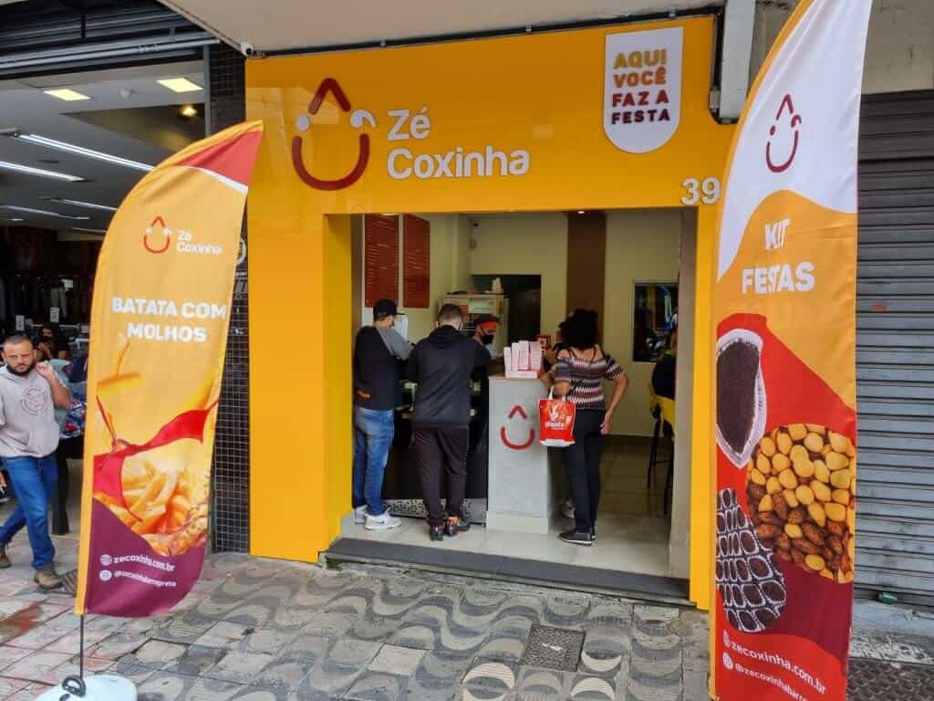 As 128 melhores franquias baratas em 2026 - veja a lista Fachada de uma loja Zé Coxinha.