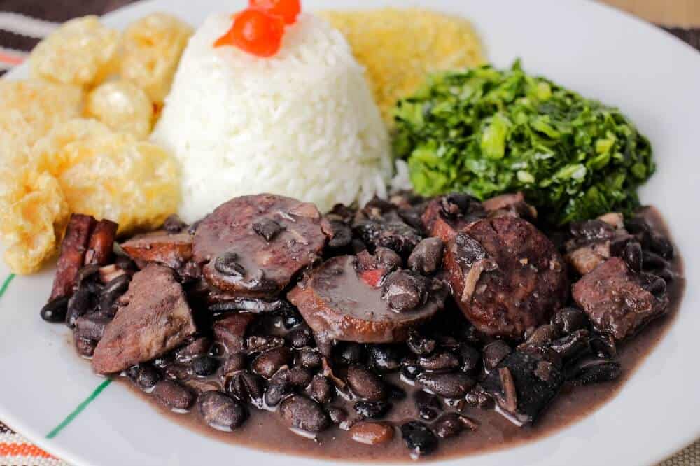 As 128 melhores franquias baratas em 2026 - veja a lista Prato de feijoada com arroz e batata.