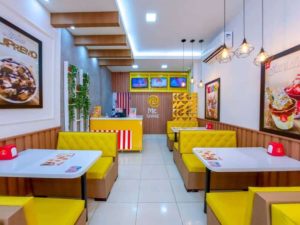 As 128 melhores franquias baratas em 2026 - veja a lista Interior loja Mr. Shake, com logomarca na parede