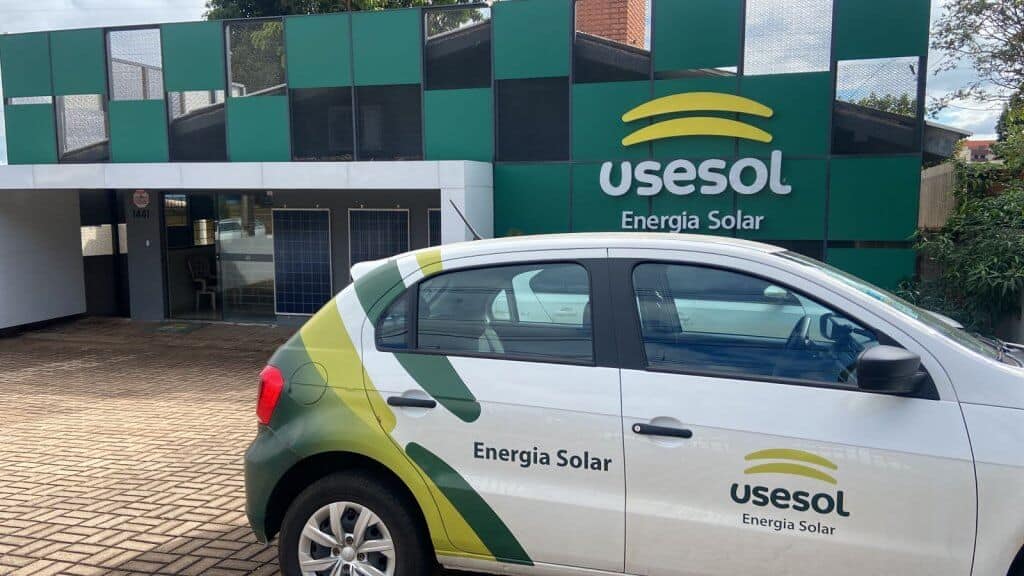 As 128 melhores franquias baratas em 2026 - veja a lista Fachada de uma loja Usesol com carro plotado da marca na frente.