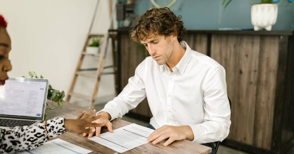 27 Expressões do franchising - conheça o negócio em detalhes franquia de emprestimos consignados homem lendo contrato