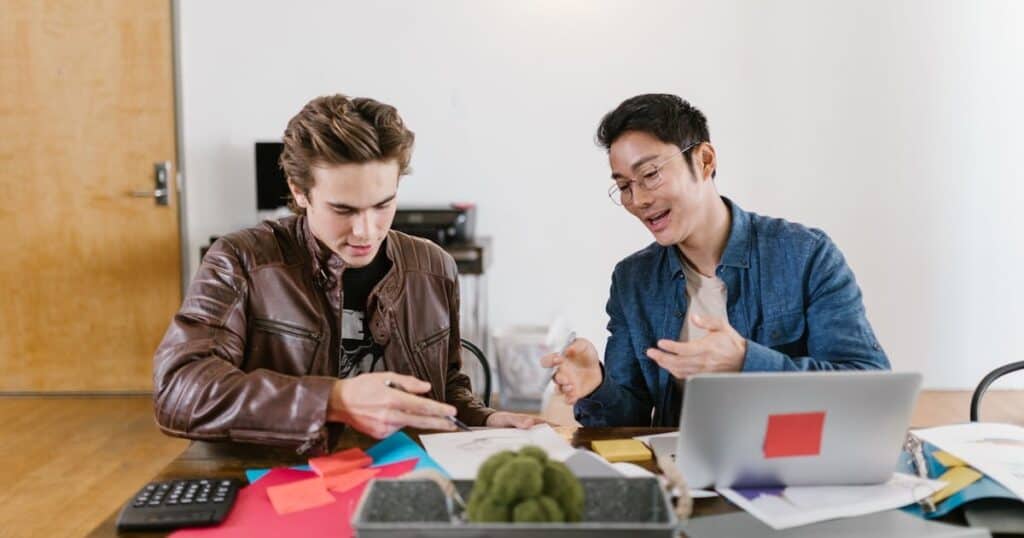 Franquias baratas e lucrativas: conheça 10 opções e invista franquia de emprestimos consignados homens conversando