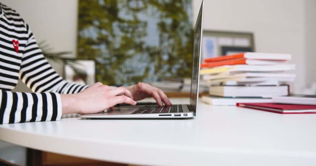 franquia de empréstimos consignados mulher usando computador