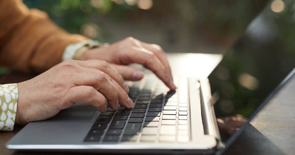 franquia de empréstimos consignados pessoa digitando