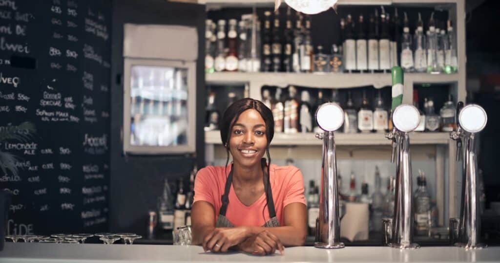 8 franquias de bares para você investir e lucrar muito na sua cidade! franquias de bares mulher sorridente