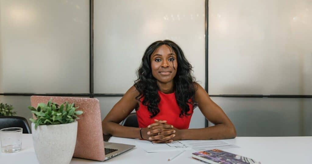 franquias baratas home office empresária na sala