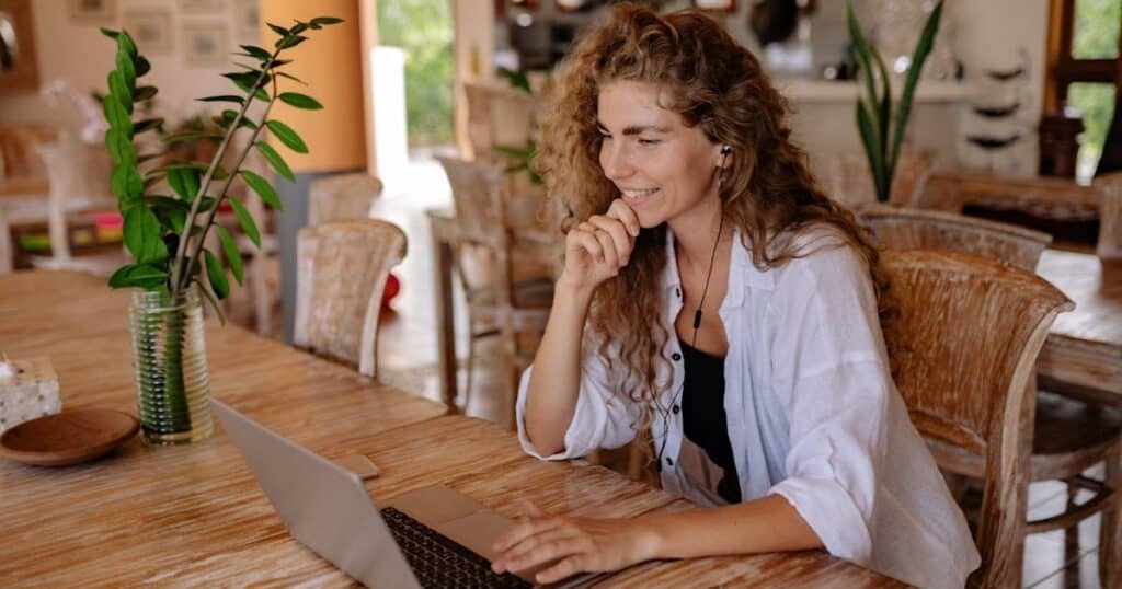 Inteligência Artificial é aposta de microfranquia para atingir R$ 1 bilhão em receita anual ideias de pequenos negocios que deram certo mulher sorridente usando notebook