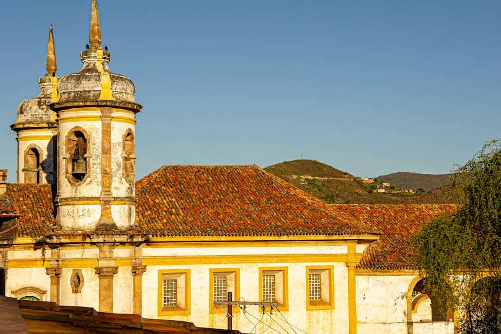 Igreja com detalhes em amarelo, na cidade de Ouro Preto. Ilustração do texto sobre melhores franquias para cidades pequenas.