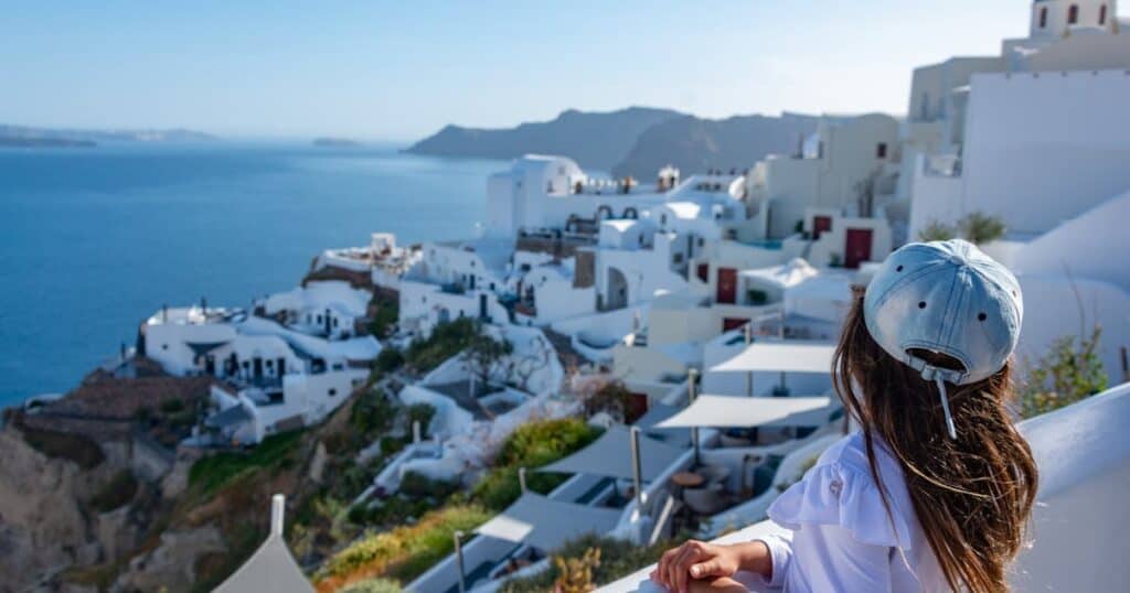 16 melhores opções de microfranquia home office para você investir ainda esse ano microfranquia home office mulher admirando a paisagem