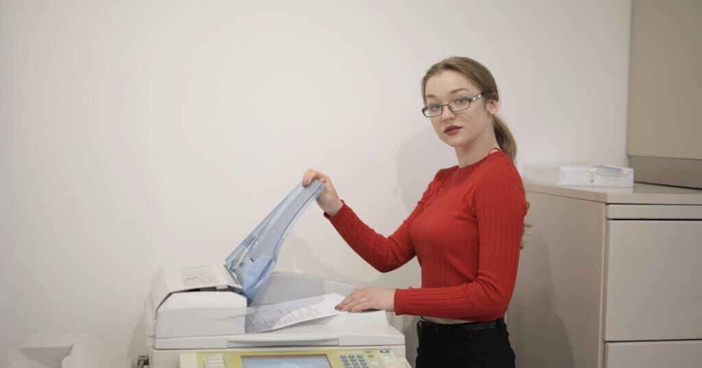 16 melhores opções de microfranquia home office para você investir ainda esse ano microfranquia home office mulher fazendo fotocópia