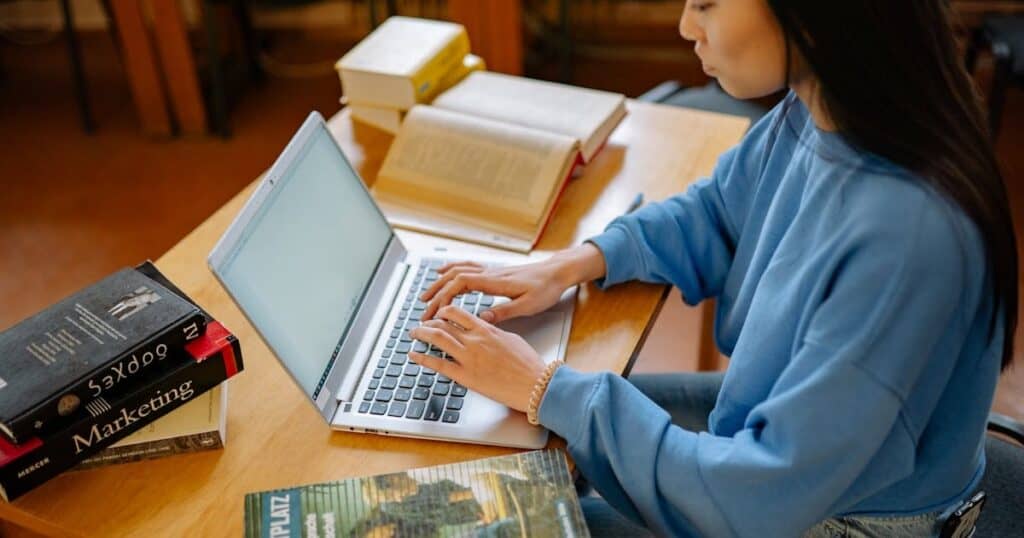 Inteligência Artificial é aposta de microfranquia para atingir R$ 1 bilhão em receita anual microfranquia home office mulher usando notebook