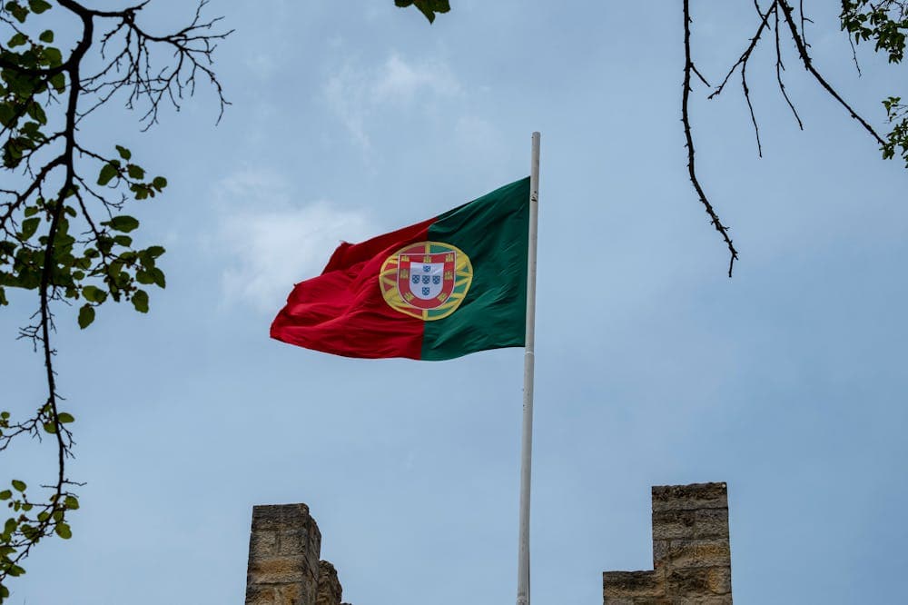 Bandeira de portuguesa com cores vermelho e verde. Ilustração do texto sobre abrir franquia em Portugal 2.