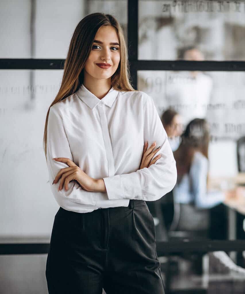 27 Expressões do franchising - conheça o negócio em detalhes Mulher sorridente usando blusa social branca. Ilustração de história da marca Top Franquia.