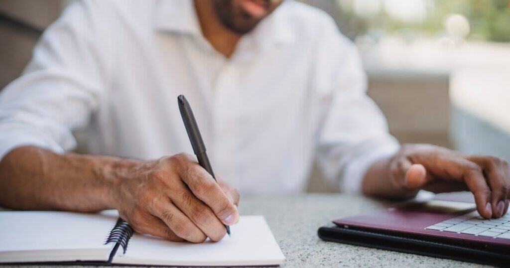 franquia de lava jato homem fazendo anotações